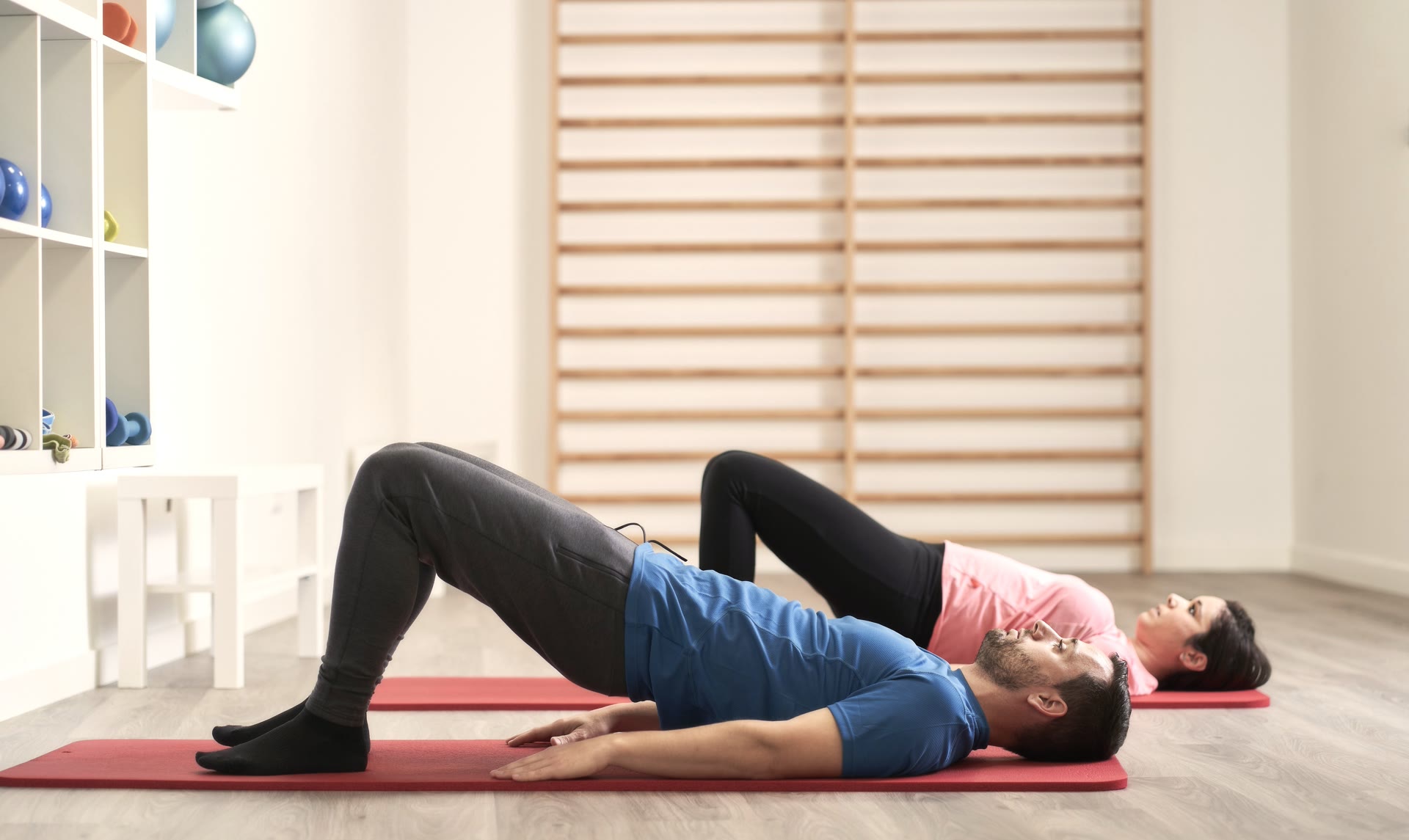 Coach cueing leg exercise on suspension